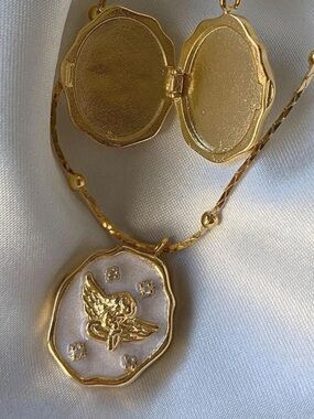 NWT Angel🪽Locket Necklace